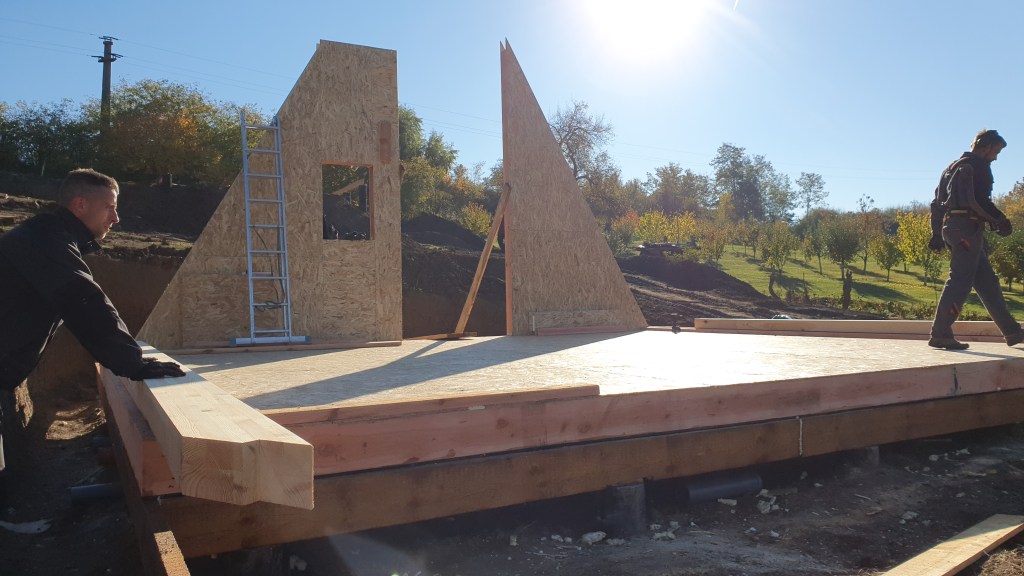 Panouri SIp la zidurile de frontoane de la casa A Frame