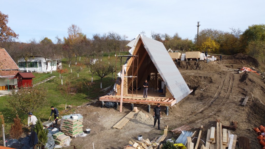 Casa A Frame din panouri SIP montata