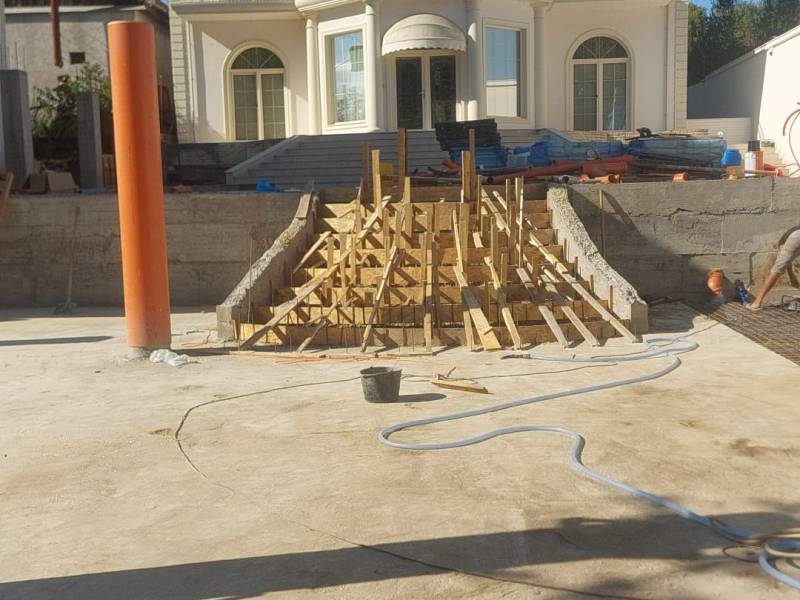 Cum am facut o scara pe semirotund cu zid de sprijin pe lateral. Fundatie, armare, turnare,&nbsp;finisare