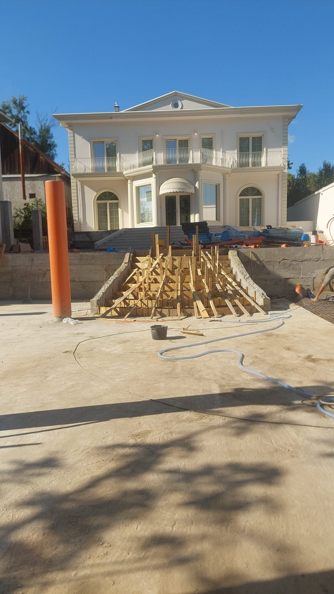 Cum am facut o scara pe semirotund cu zid de sprijin pe lateral. Fundatie, armare, turnare,&nbsp;finisare