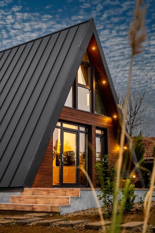 Casa A frame 7 x 7 metri kit de lemn si proiect disponibile - pret casa la rosu is la cheie