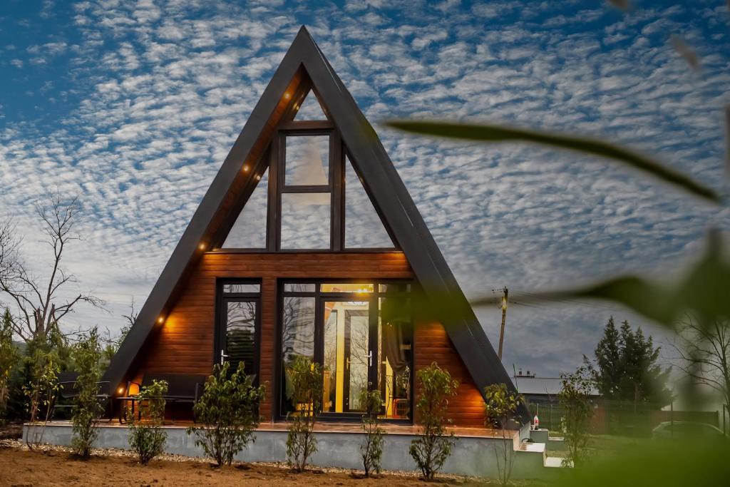 Casa A frame 7 x 7 metri kit de lemn si proiect disponibile - pret casa la rosu is la cheie