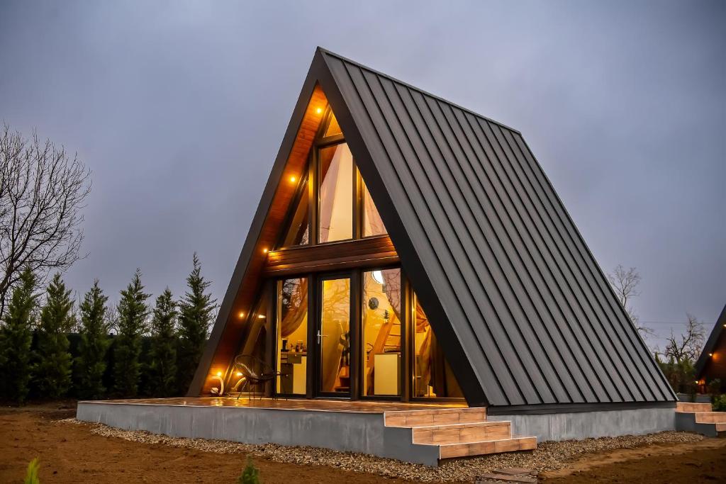 Casa A frame 7 x 7 metri kit de lemn si proiect disponibile - pret casa la rosu is la cheie