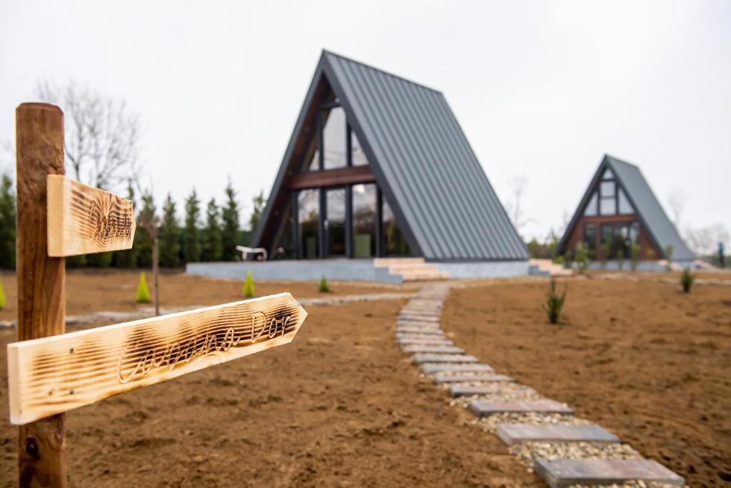 Casa A frame 7 x 7 metri kit de lemn si proiect disponibile - pret casa la rosu is la cheie