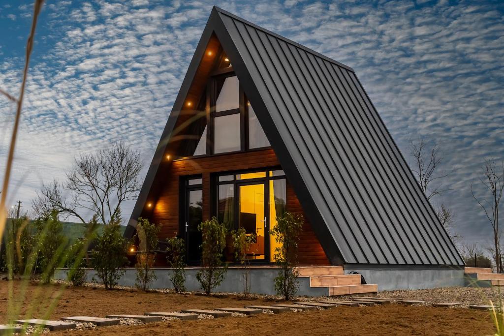 Casa A frame 7 x 7 metri kit de lemn si proiect disponibile - pret casa la rosu is la cheie