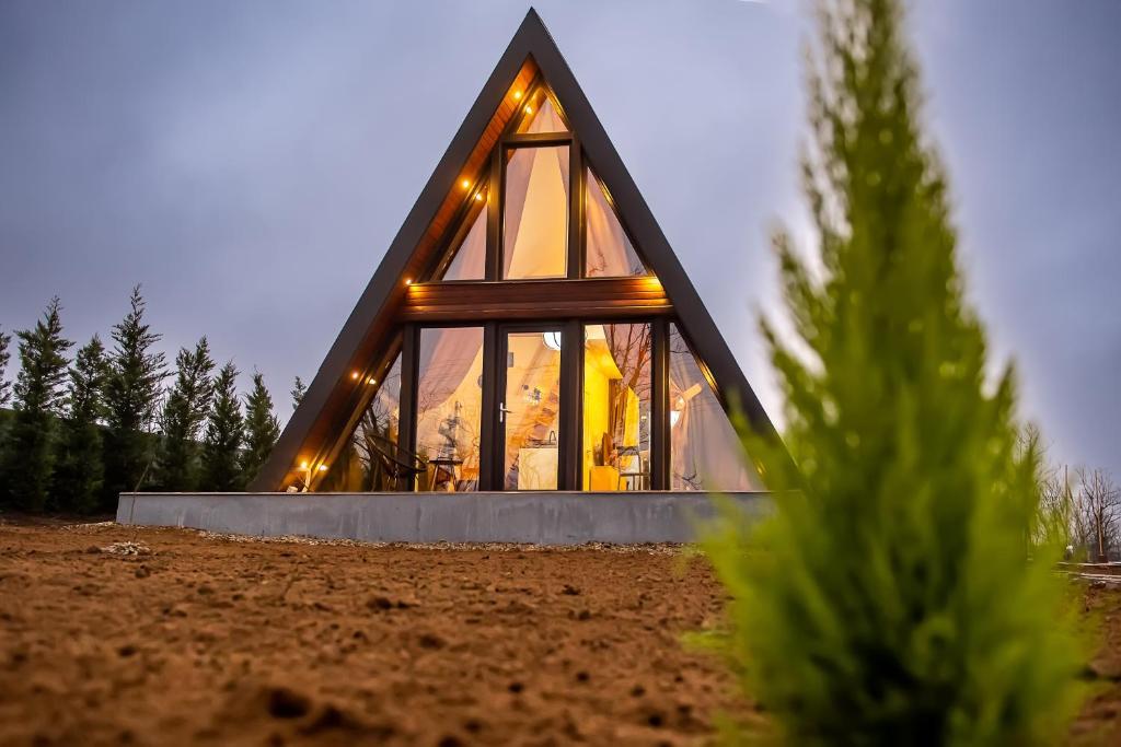 Casa A frame 7 x 7 metri kit de lemn si proiect disponibile - pret casa la rosu is la cheie