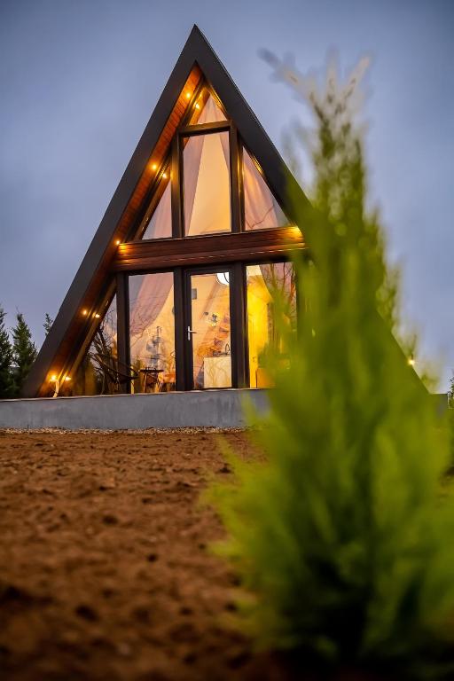 Casa A frame 7 x 7 metri kit de lemn si proiect disponibile - pret casa la rosu is la cheie